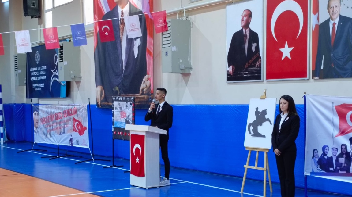 19 MAYIS ATATÜRK'Ü ANMA GENÇLİK VE SPOR BAYRAMI İLÇE SPOR SALONUNDA OKULUMUZUN KATILIMIYLA KUTLANDI.
